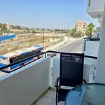 Niki's Coastal Escape * לרנקה