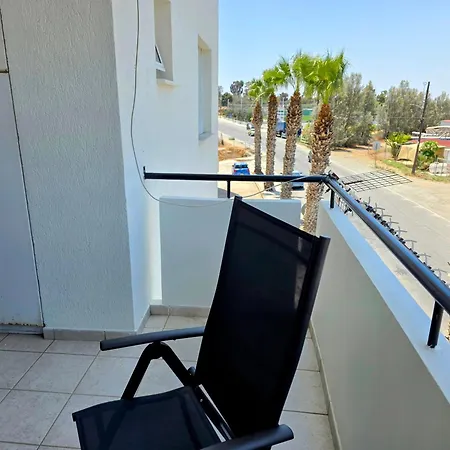 Niki's Coastal Escape لارنكا